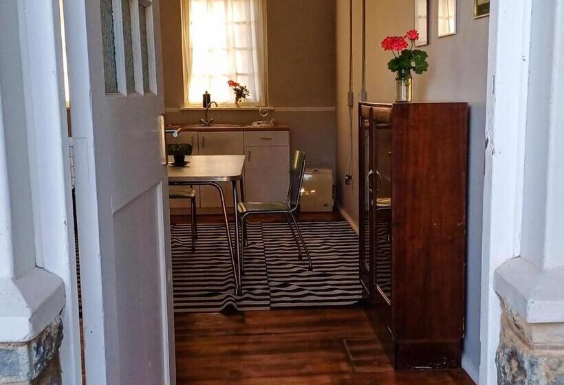 شقة غرفة واحدة, The Old School