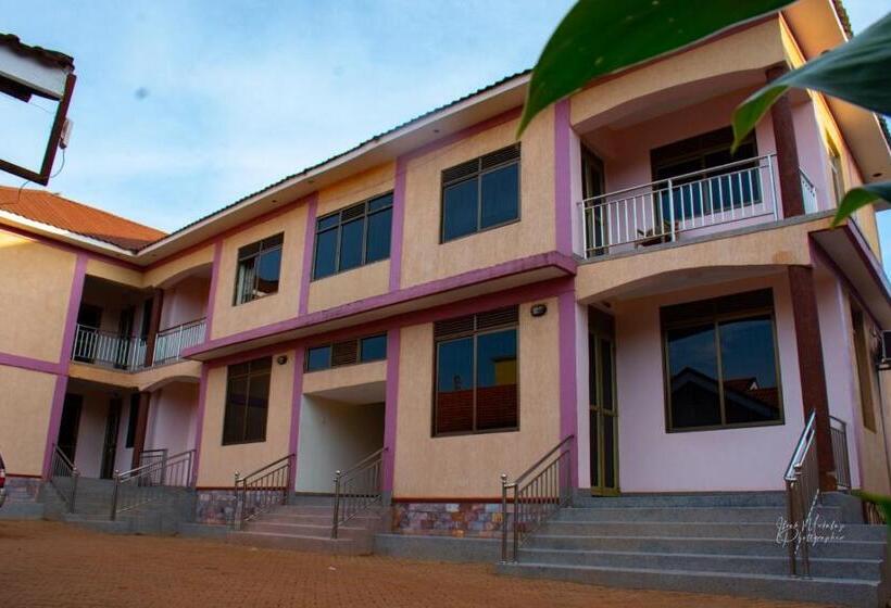 اتاق خانوادگی, Jinja Pool Apartments