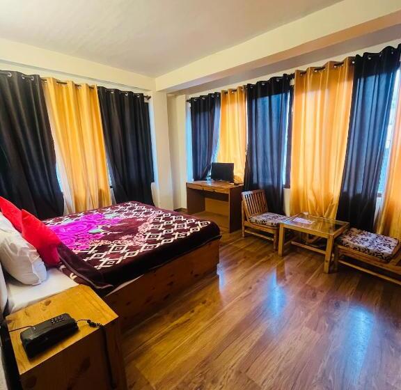 اتاق استاندارد با بالکن, The Mountain King