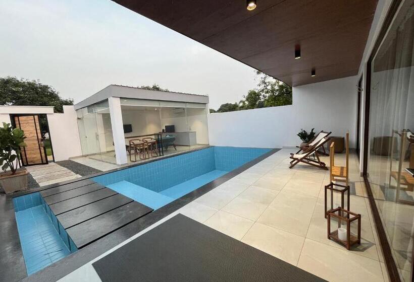 סוויטת ג'וניור עם בריכה, Rocks And Greens