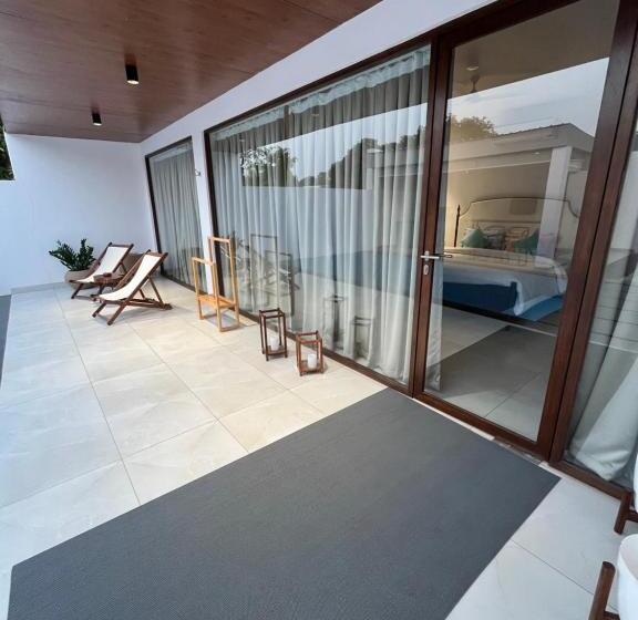 סוויטת ג'וניור עם בריכה, Rocks And Greens