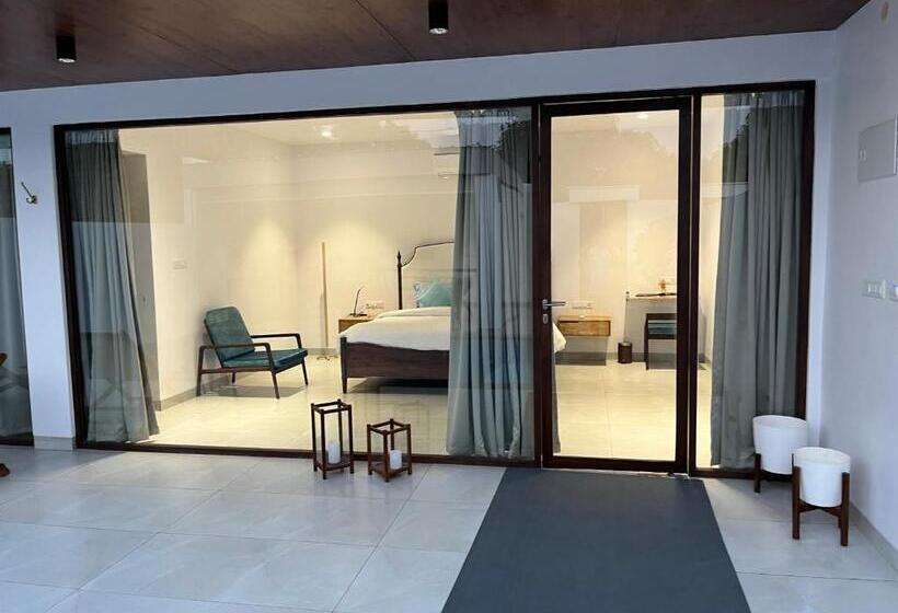 סוויטת ג'וניור עם בריכה, Rocks And Greens