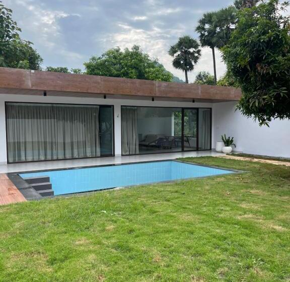 מיטת קינג בסוויטה, Rocks And Greens