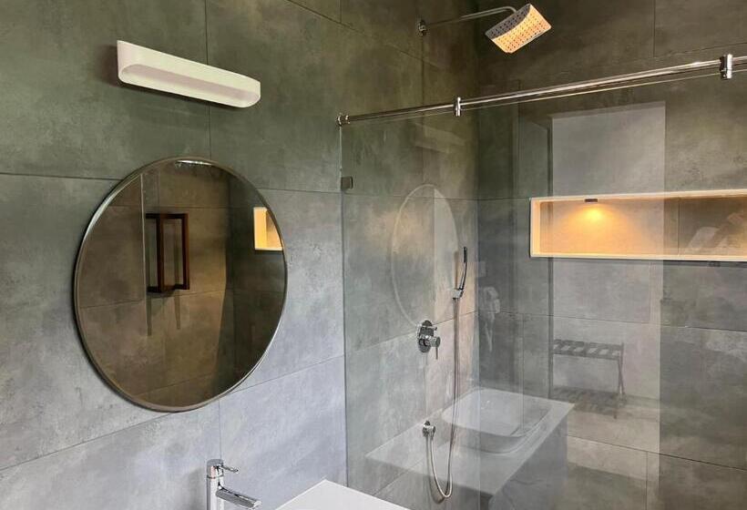 מיטת קינג בסוויטה, Rocks And Greens