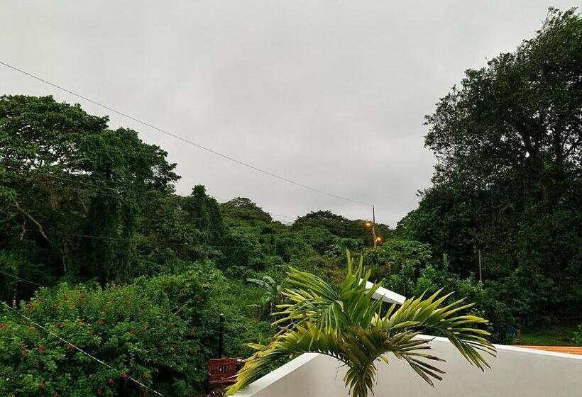 带大床的标准间, Amancay House