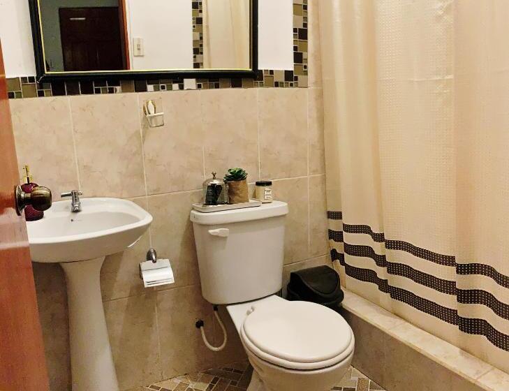اتاق استاندارد با چشم‌انداز استخر, Amancay House