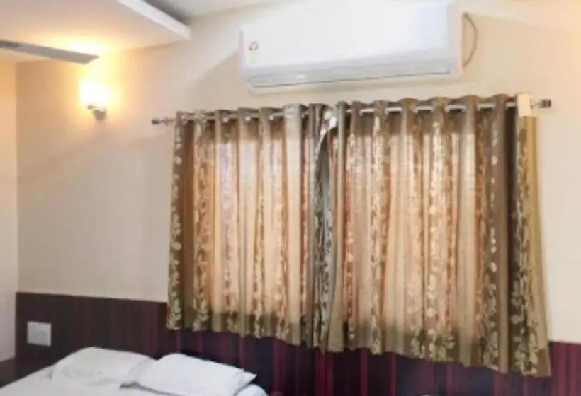 デラックスルーム, Yashraj Inn Beed