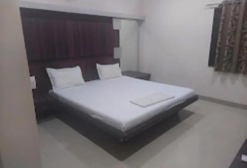 デラックスルーム, Yashraj Inn Beed