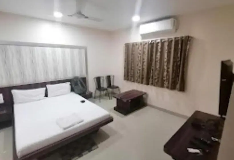 デラックスルーム, Yashraj Inn Beed