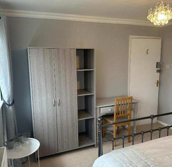 デラックスルーム, Wendover House