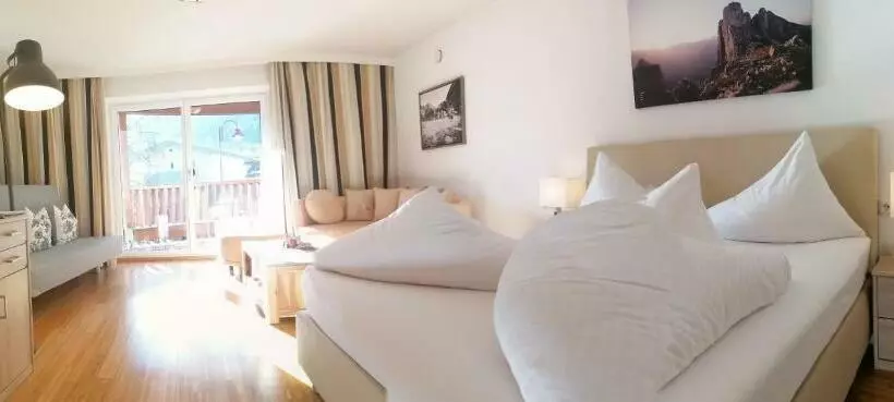 Perhehuone, Adler Hotel Pension