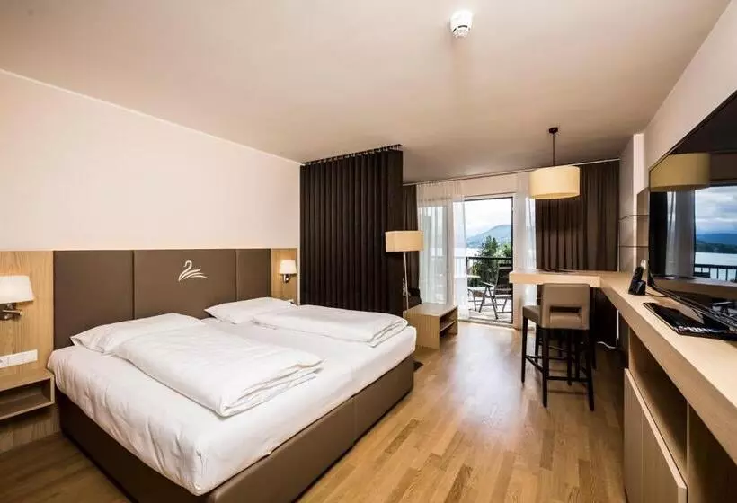 Suite with lake view, Feel Good Resort Wörthersee