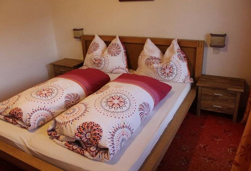 غرفة قياسية رباعية, Haus Maria