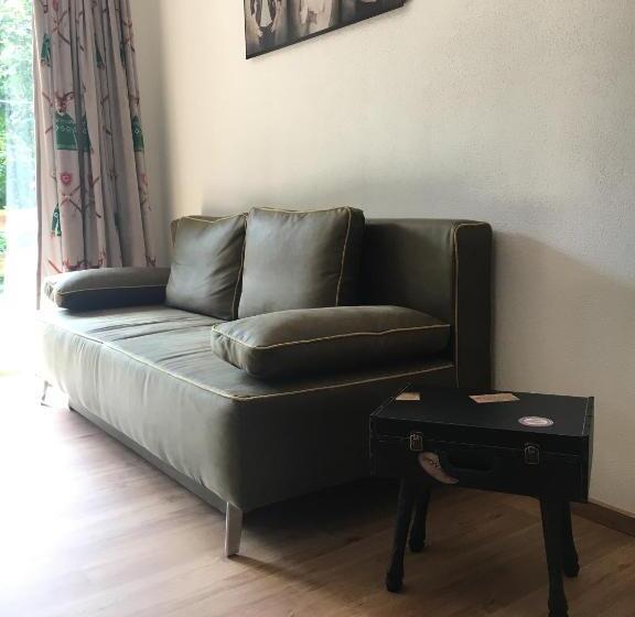 شقة غرفة واحدة, Home Suite Home