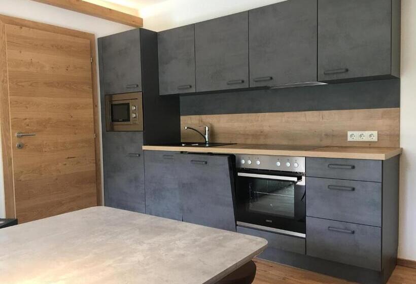 شقة غرفة واحدة, Home Suite Home