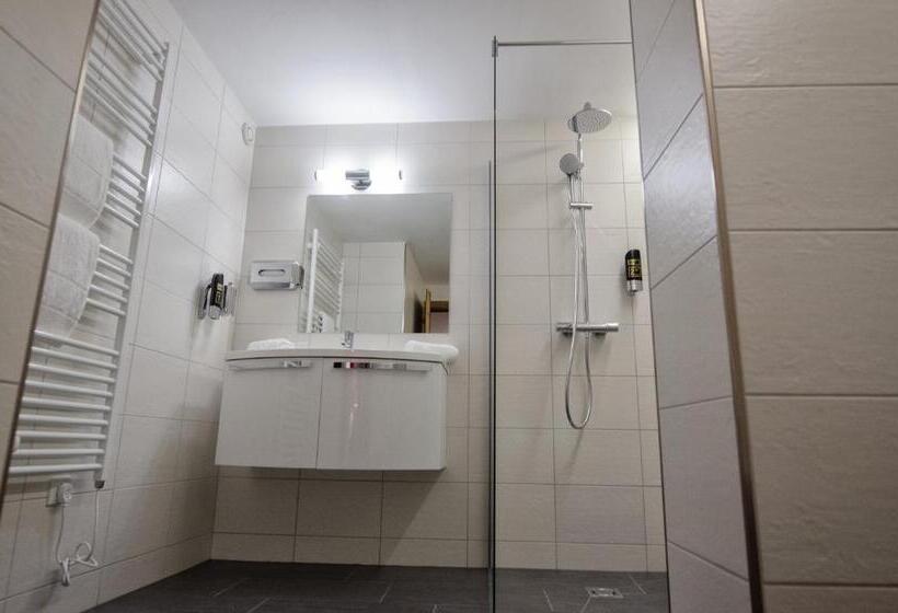 شقة غرفة واحدة, Home Suite Home