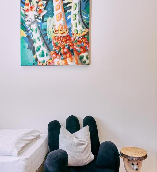 شقة غرفة واحدة, Home Suite Home