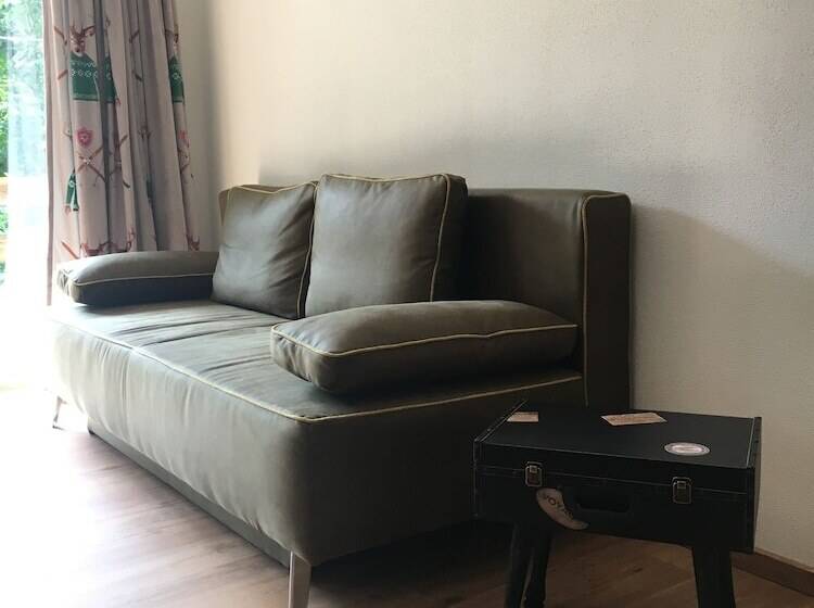 شقة غرفة واحدة, Home Suite Home