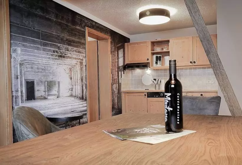 ３ベッドルームアパートメント, Montana Apartments