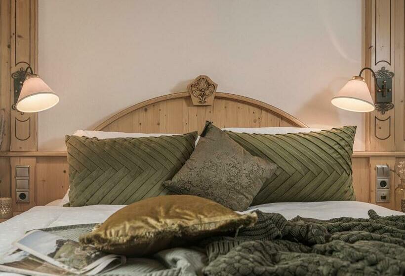 수피리어 룸, Post