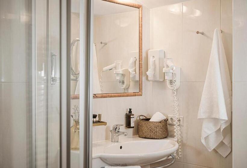 수피리어 룸, Post