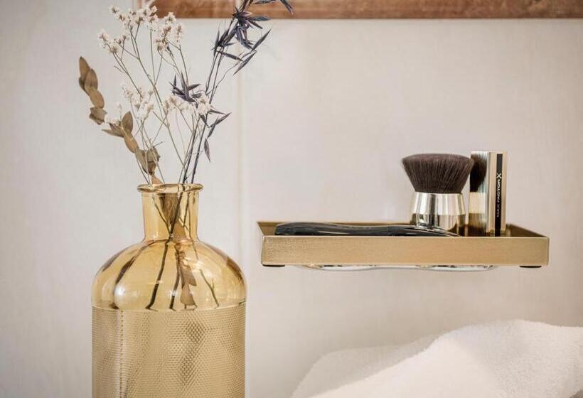 수피리어 룸, Post