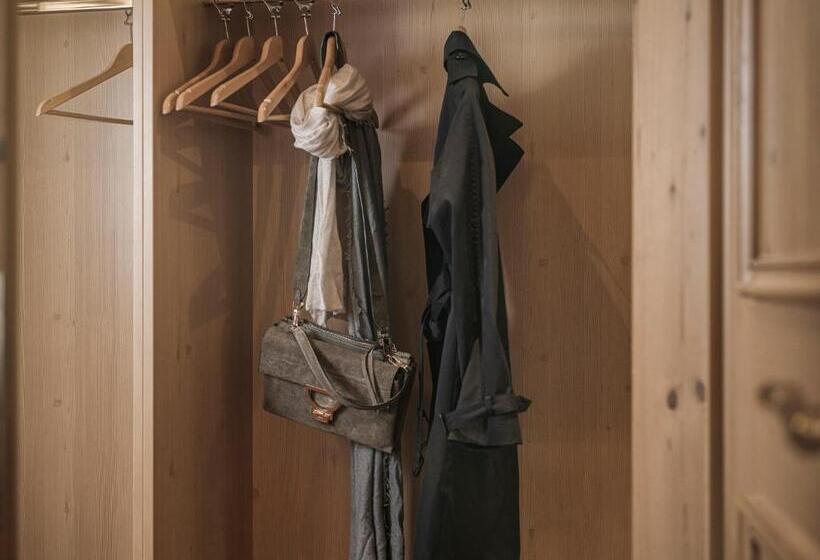 발코니 디럭스 룸, Post