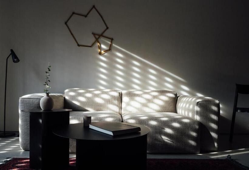 סטודיו דלוקס, Dot Sofia Apart