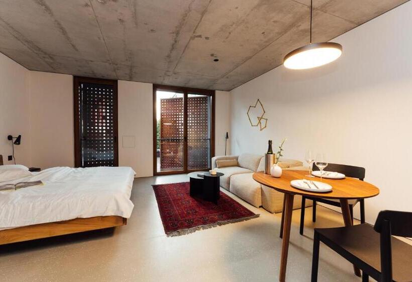 סטודיו דלוקס, Dot Sofia Apart