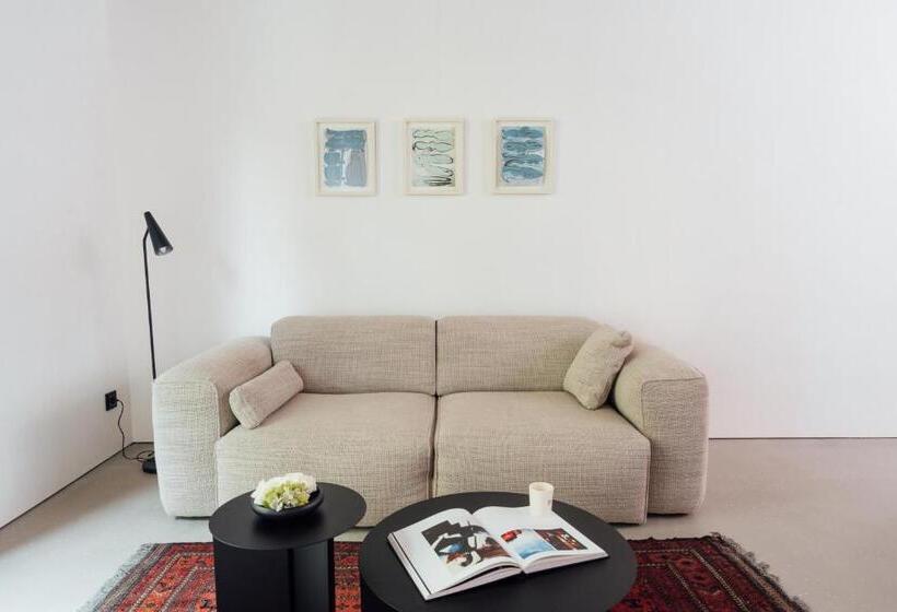 סוויטה עם מרפסת, Dot Sofia Apart