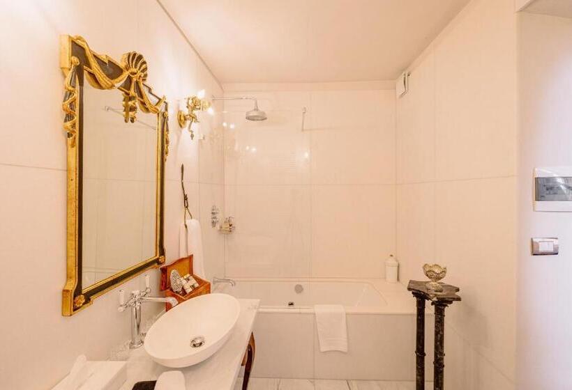 디럭스 룸 킹사이즈 침대, Castello Di Casalborgone