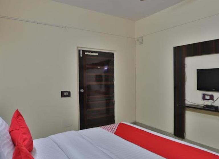 Quarto Deluxe, Dev Palace Ahmedabad