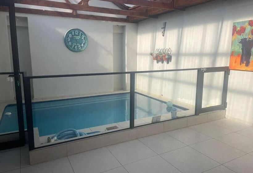 חדר משפחתי דלוקס, Oaktree