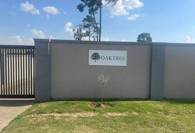 חדר משפחתי דלוקס, Oaktree