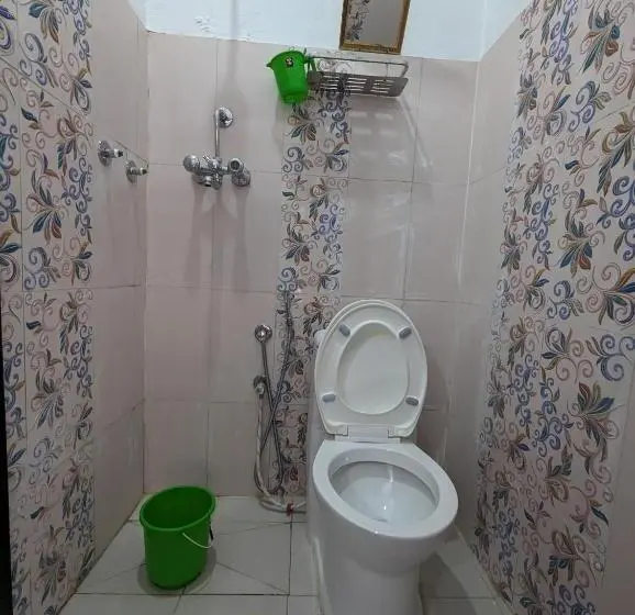 اتاق استاندارد سه نفره, Roshani Guest House And Restaurant Ngadi Bazar
