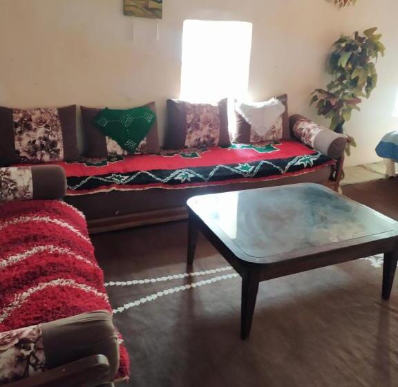 اتاق خانوادگی, Café Autor Dan Et Eger Nouvelle Restaurant