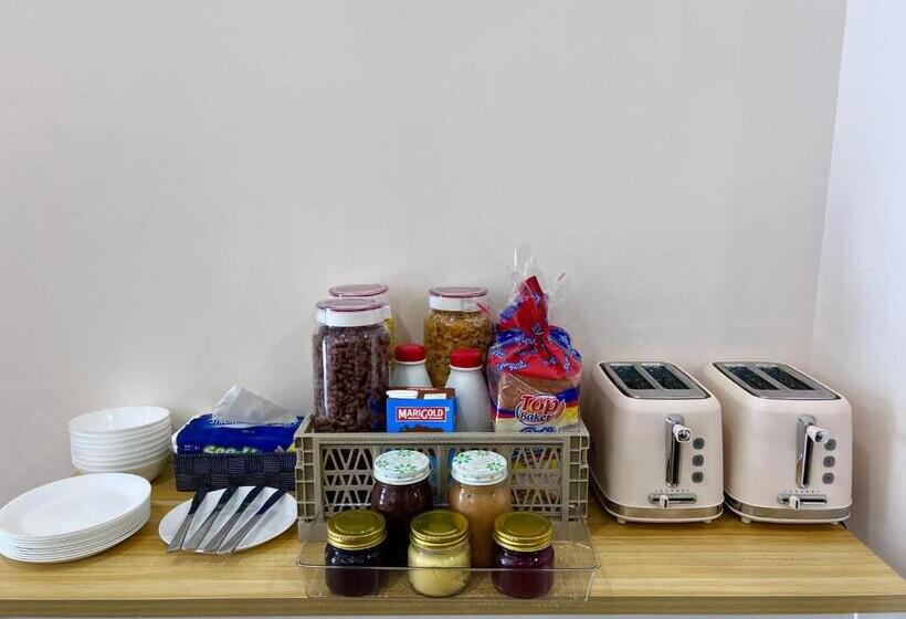 تختخواب در اتاق مشترک, Wink At Perak Road