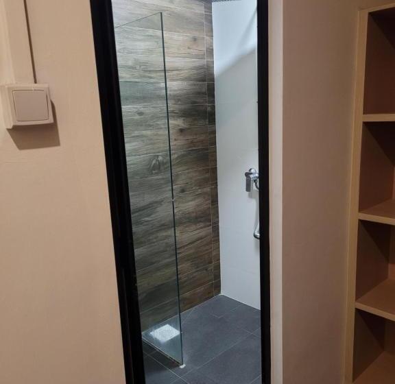 اتاق استاندارد, Wink At Perak Road