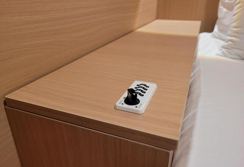 اتاق استاندارد, Wink At Perak Road