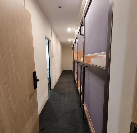 تختخواب در اتاق مشترک, Wink At Perak Road