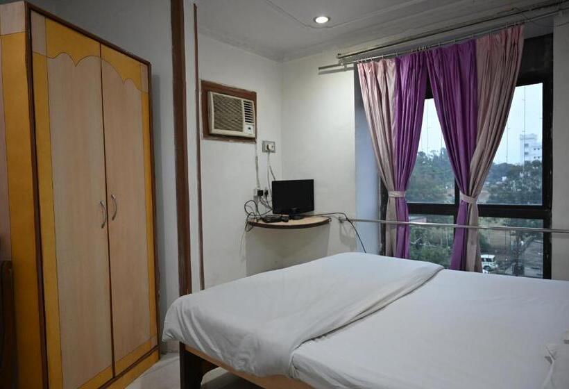 غرفة قياسية, Priyanka International