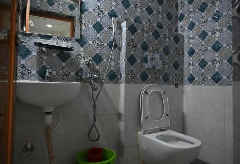 غرفة ديلوكس, Priyanka International