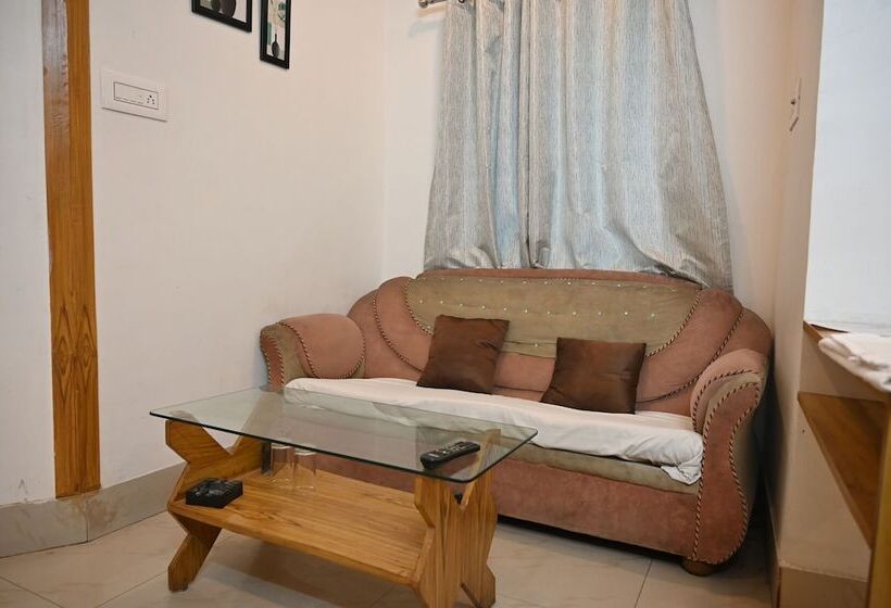 غرفة ديلوكس, Priyanka International