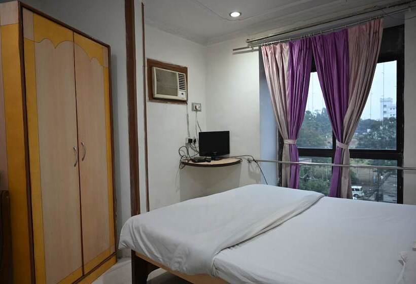 غرفة قياسية, Priyanka International