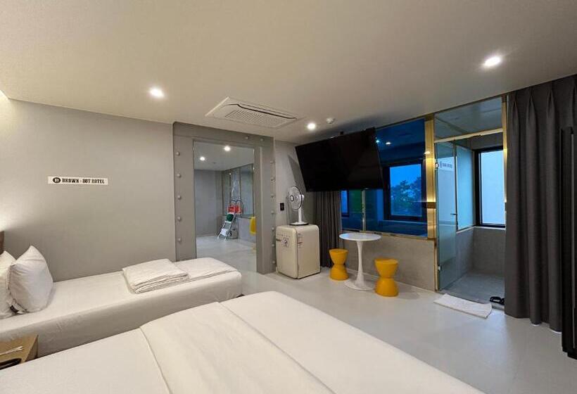 Вилла с 1 спальней и бассейном, Browndot Yangnam