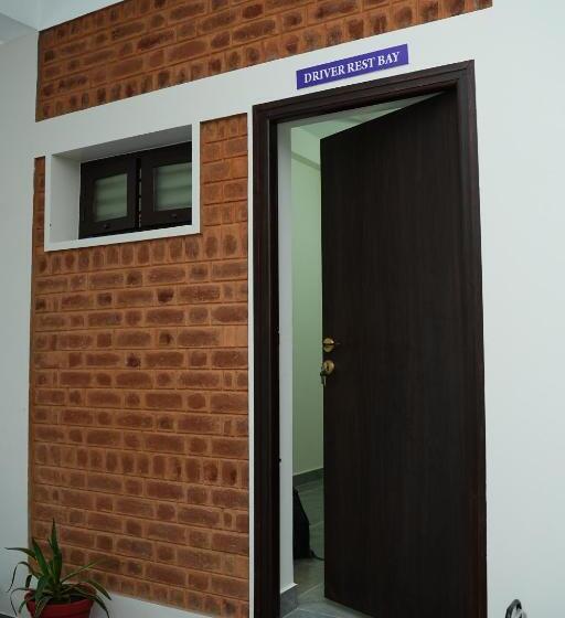 패밀리 룸, Unga Veedu Pay And Stay