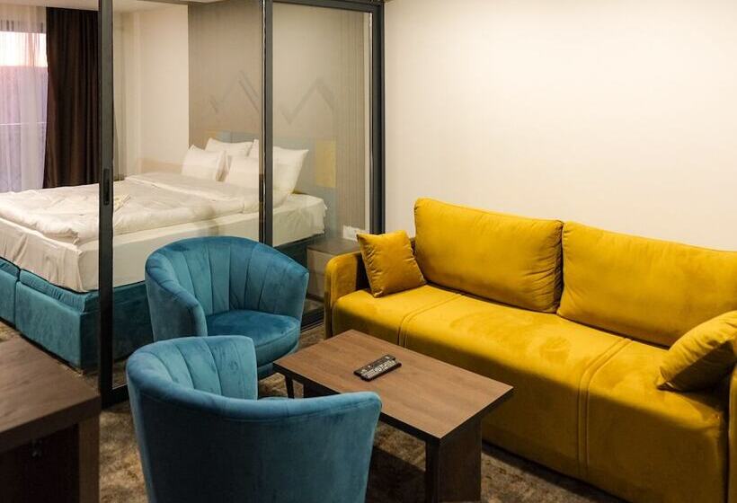 سوییت جونیور, Harmonia Palace