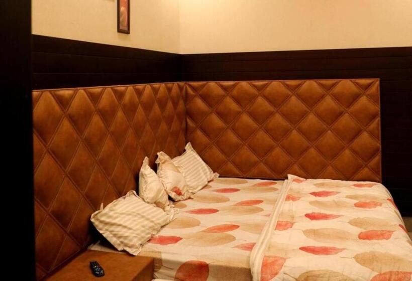 Номер Deluxe, Del