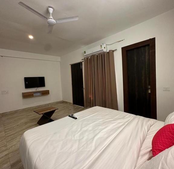 اتاق لوکس, Saffron Inn