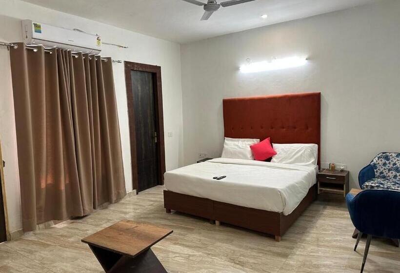 اتاق لوکس, Saffron Inn